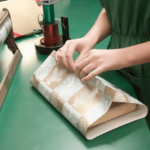 小売業界：包装紙、ポスター、ディスプレイ用紙